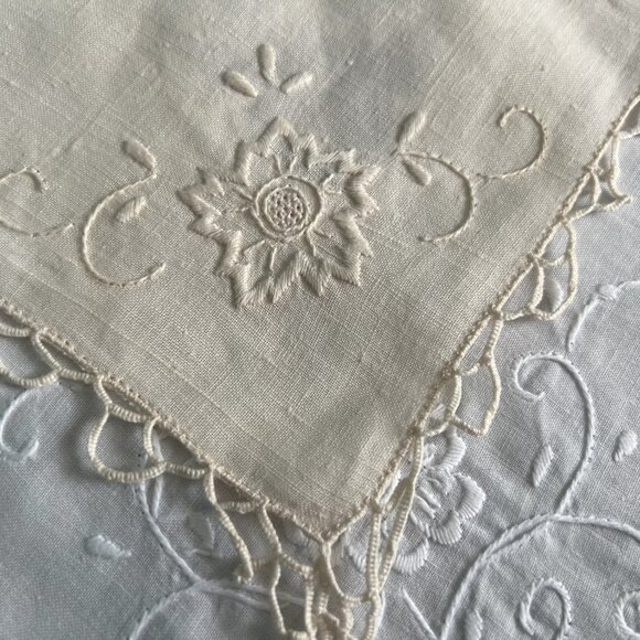 Vintage Linen Dinner Napkins Tatted Crocheted Edge Embroidered Set of 5 - Picture 8 of 11